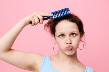 Çekici kadın midesi bulanan yüz ifadesi tarağı saç rengi pembe arka plan değiştirilmemiş