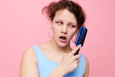 Çekici kadın midesi bulanan yüz ifadesi tarağı saç rengi pembe arka plan değiştirilmemiş