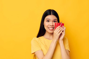 Küçük kırmızı hediye kutusu eğlenceli sarı arka plan değiştirilmemiş