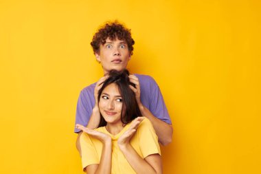 Hoş, genç bir çift, gündelik giysiler, duygular, soytarılıklar, değiştirilmemiş arka plan.