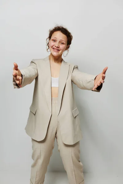 Χαρούμενη γυναίκα κλασική μόδα κοστούμι θέτοντας διασκεδαστικό φως φόντο αναλλοίωτη — Φωτογραφία Αρχείου