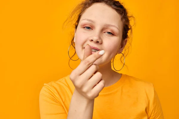 Menina bonita brincos divertidos grimace mão gesto estilo juventude isolado fundos inalterados — Fotografia de Stock