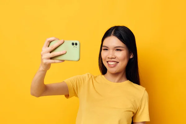 Bella bruna con un telefono in mano fa un selfie isolato sfondo inalterato — Foto Stock