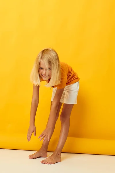 Linda menina loira cabelo liso posando sorriso divertido estilo de vida infantil inalterado — Fotografia de Stock