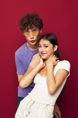 Genç adam ve kız yaz stili moda duyguları gençlik stili.