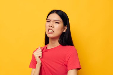 Asyalı görünümlü kadın elleri günlük giysiler içinde fotokopi çekilen arka plan değiştirilmemiş.