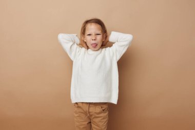 Güzel, genç bir kız. Duygularını dışa vurmaktan zevk alıyor.