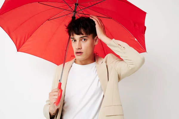 フォト若いですボーイフレンド保持している傘の手にポーズファッションライトの背景変更なし — ストック写真