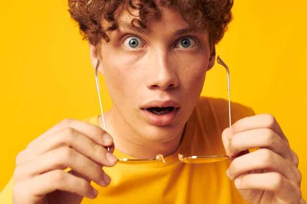 Portrét mladého kudrnatého muže Mládež styl brýle studio ležérní oblečení izolované pozadí beze změny — Stock fotografie