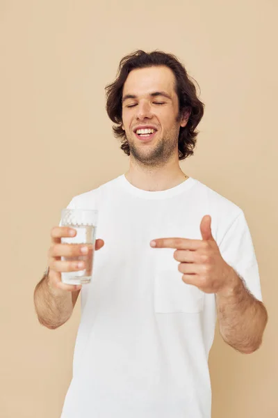Aantrekkelijk man glas water in zijn handen emoties poseren Lifestyle ongewijzigd — Stockfoto