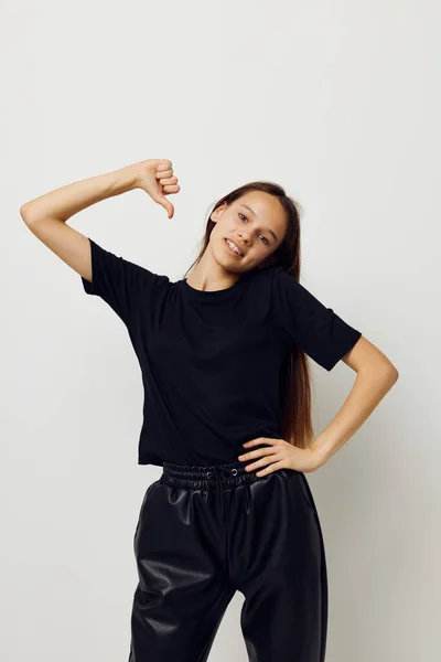 Красива дівчина в чорній футболці рука жест весело фізичне тренування — стокове фото