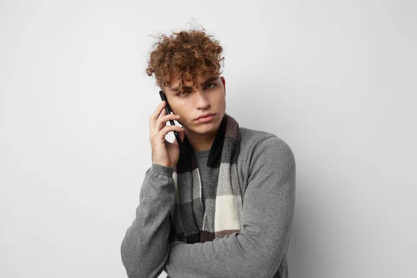 Atraktivní muž v kostkované šále mluvit do telefonu pózování emoce izolované pozadí — Stock fotografie