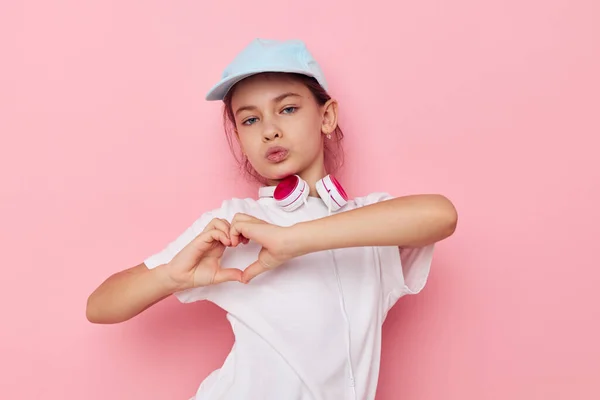 Retrato de niña feliz sonriente con auriculares que posan emociones fondo aislado — Foto de Stock