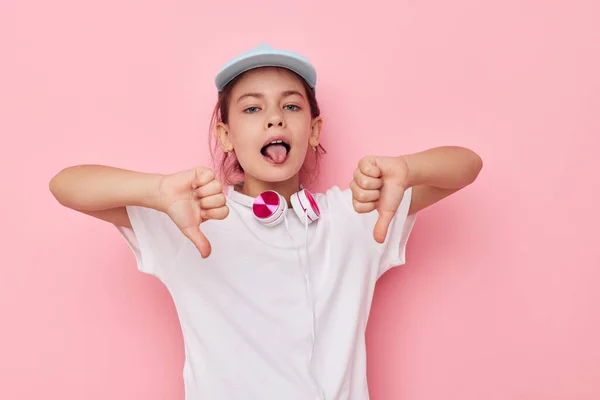 Menina vestindo fones de ouvido posando emoções isolado fundo — Fotografia de Stock