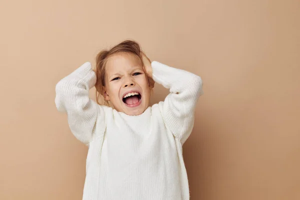 Красивая молодая девушка детские эмоции стиль весело изолированный фон — стоковое фото