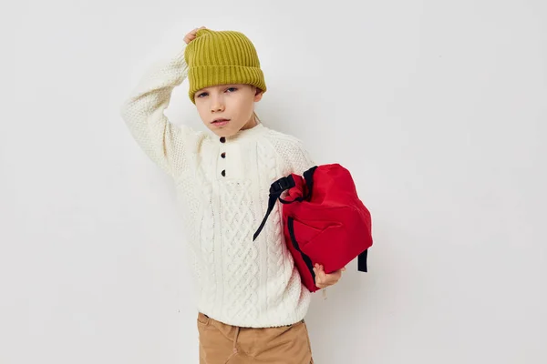 Jolie jeune fille sac à dos rouge vêtements élégants Lifestyle inchangé — Photo