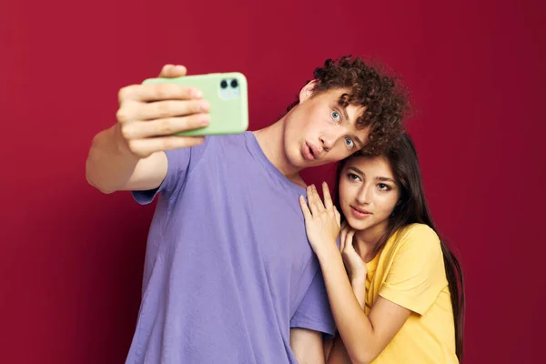 Uomo e donna stile moderno emozioni divertimento telefono isolato sfondo — Foto Stock