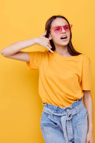 Attraktiv kvinna i en gul t-shirt känslor sommar stil isolerad bakgrund — Stockfoto