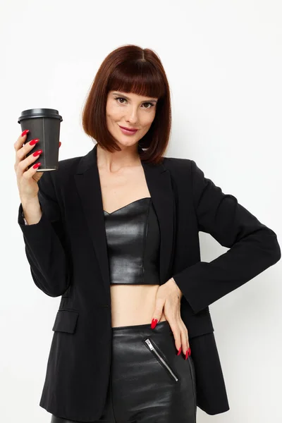 Aantrekkelijke vrouw in een zwart pak een mok met een drankje charme Lifestyle onveranderd — Stockfoto