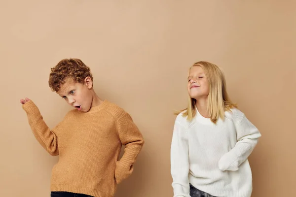 Carino elegante bambini abbraccio intrattenimento posa amicizia beige sfondo — Foto Stock