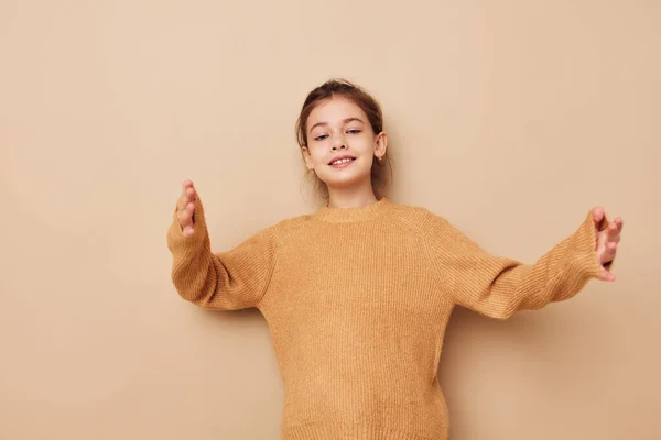 かなり若いです女の子喜びポーズ感情ファッションライフスタイル変更なし — ストック写真