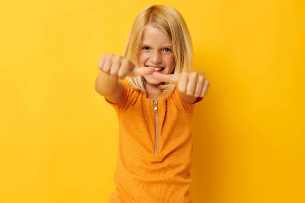 Retrato de uma menina loira cabelo liso posando sorriso divertido isolado fundo inalterado — Fotografia de Stock