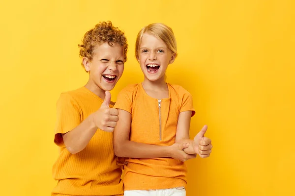Twee vreugdevolle kinderen casual wear games leuk samen poseren geïsoleerde achtergrond ongewijzigd — Stockfoto