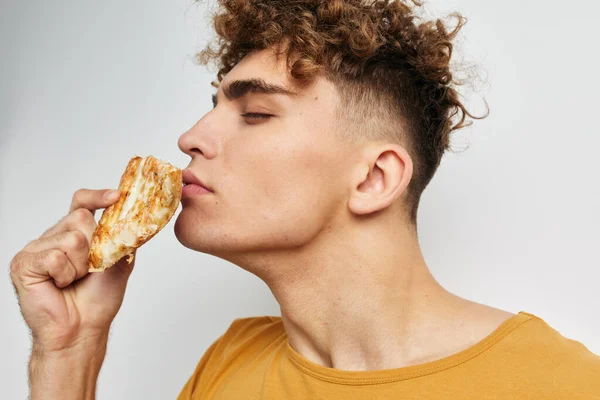 英俊潇洒的年轻人比萨饼快餐快餐生活方式不变 — 图库照片