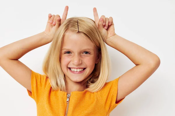 Девушка со светлыми волосами жест с руками позируя крупным планом — стоковое фото