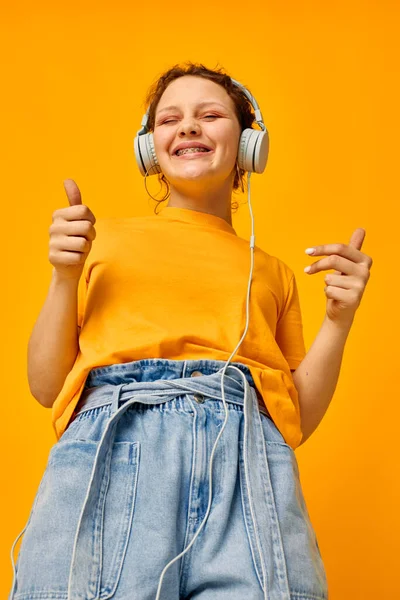 Χαρούμενη γυναίκα γκριμάτσα ακουστικά μουσική τεχνολογία κίτρινο φόντο αμετάβλητη — Φωτογραφία Αρχείου