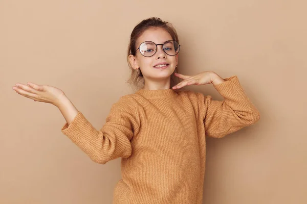 Χαριτωμένο κορίτσι με γυαλιά συναισθήματα χειρονομία χέρια παιδική ηλικία αναλλοίωτη — Φωτογραφία Αρχείου