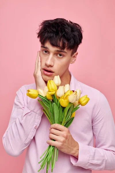 Молодий чоловік Букет жовтих квітів романтика позує моду ізольований фон незмінний — стокове фото
