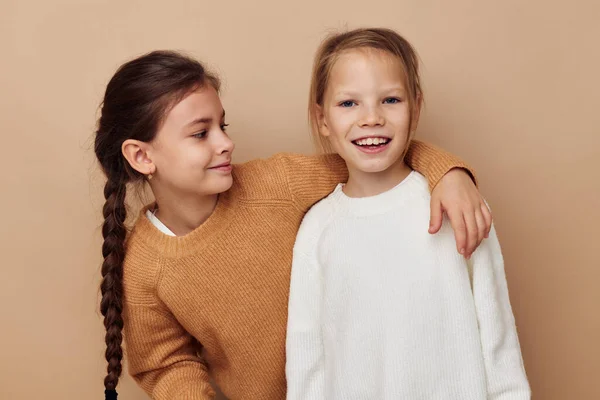 Dvě usmívající se holčičky přátelství spolu dětství životní styl — Stock fotografie
