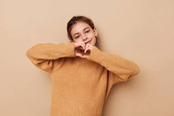 Bonita chica joven en suéter posando gestos de la mano fondo aislado — Foto de Stock