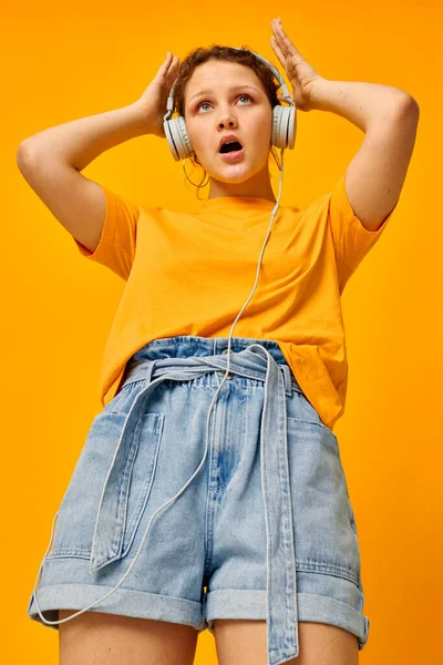 Portret van een jonge vrouw luisteren naar muziek op koptelefoon Jongerenstijl bijgesneden uitzicht ongewijzigd — Stockfoto