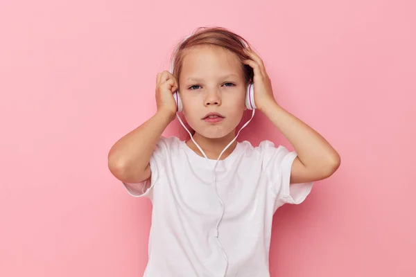 Jolie jeune fille sourire posant casque isolé fond — Photo