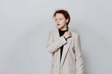 Güzel bir kadın. Klasik bir takım elbise içinde. Duyguları poz vererek yaşam tarzını değiştirmemiş.