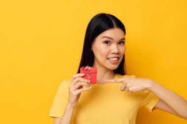 Sarı tişörtlü güzel esmer bayram hediyesi duyguları değişmemiş yaşam tarzı