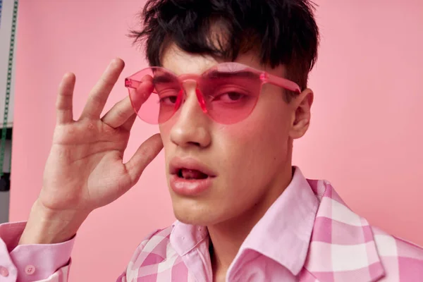 Портрет молодого чоловіка рожевий плетений блейзер моди сучасний стиль ізольований фон незмінний — стокове фото