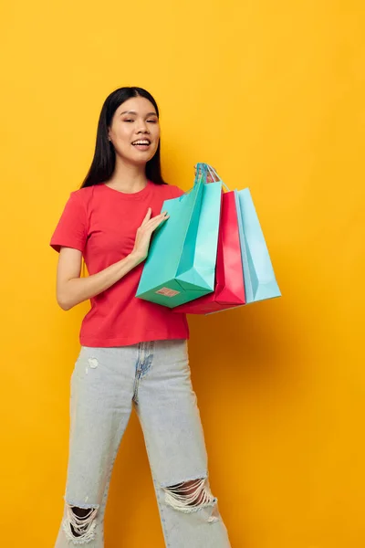 Portret aziatische mooie jonge vrouw met kleurrijke tassen poseren winkelen leuk studio model ongewijzigd — Stockfoto