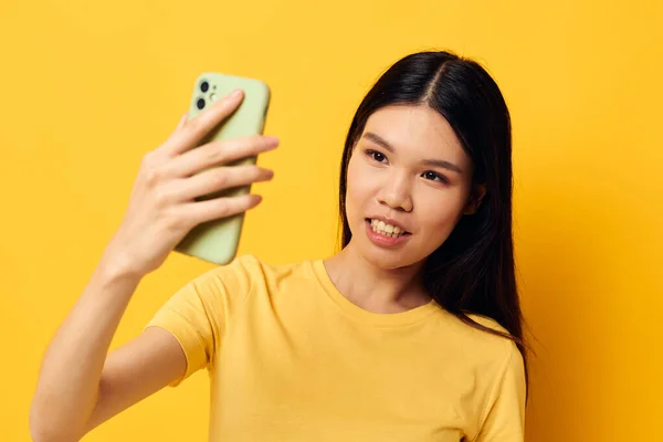 Ritratto Asiatico bella giovane donna con un telefono tra le mani fa un selfie isolato sfondo inalterato — Foto Stock