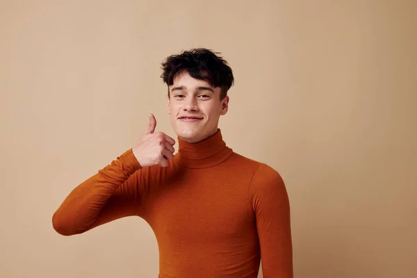 Cara bonito roupas da moda posando estúdio estilo moderno Estilo de vida inalterado — Fotografia de Stock