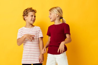 Sevimli stil çocukları renkli arka planda çocukluk eğlencelerine sarılıyorlar.