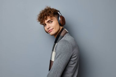 Yakışıklı adam zarif stil kareli kulaklıklar izole edilmiş arka plan.