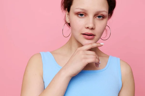 可愛い女の子ブルーtシャツ手ジェスチャー感情ピンクの背景変更なし — ストック写真