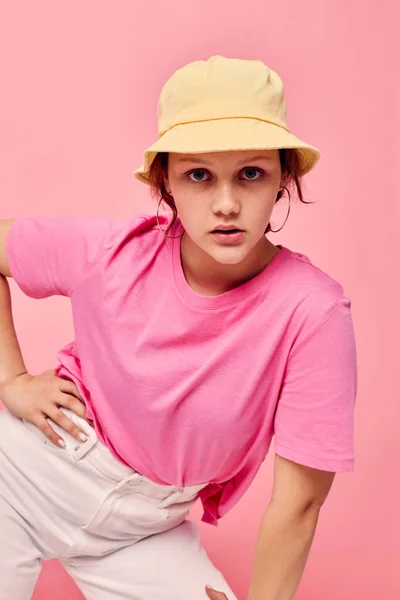 Jovem mulher em uma camiseta rosa e chapéu Juventude moda cor de fundo rosa — Fotografia de Stock