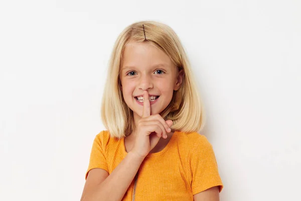 Nettes kleines Mädchen mit blonden Haaren, das Spaß an der Kindheit hat — Stockfoto