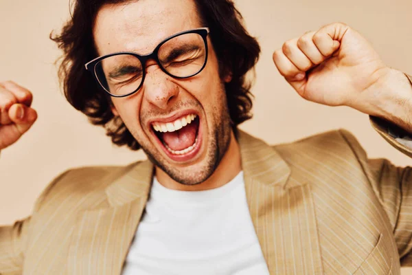 Homme attrayant dans un costume posant émotions porter des lunettes fond isolé — Photo