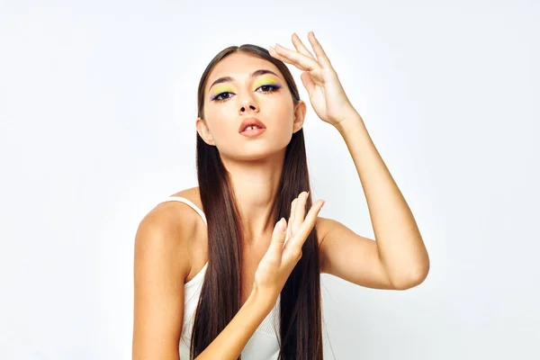 Attraktiv flicka vit t skjorta hand gester charm studio modell oförändrad — Stockfoto