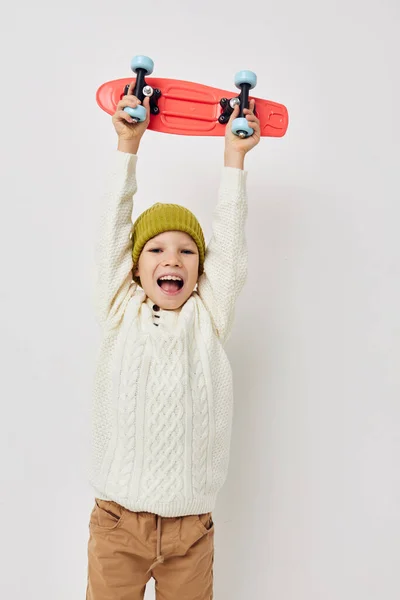 Portrait d'enfant souriant heureux fille vêtements élégants planche à roulettes Lifestyle inchangé — Photo